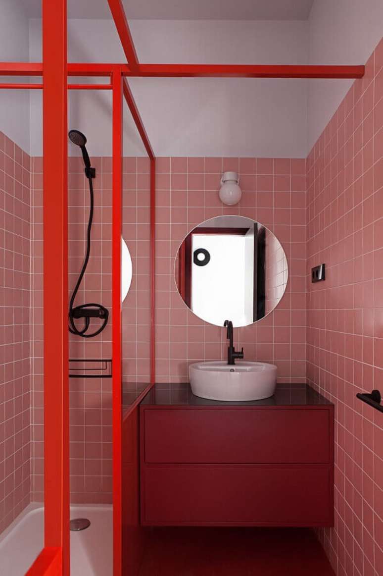 55. Revestimento rosa chá para decoração de banheiro pequeno com gabinete suspenso – Foto: Futurist Architecture