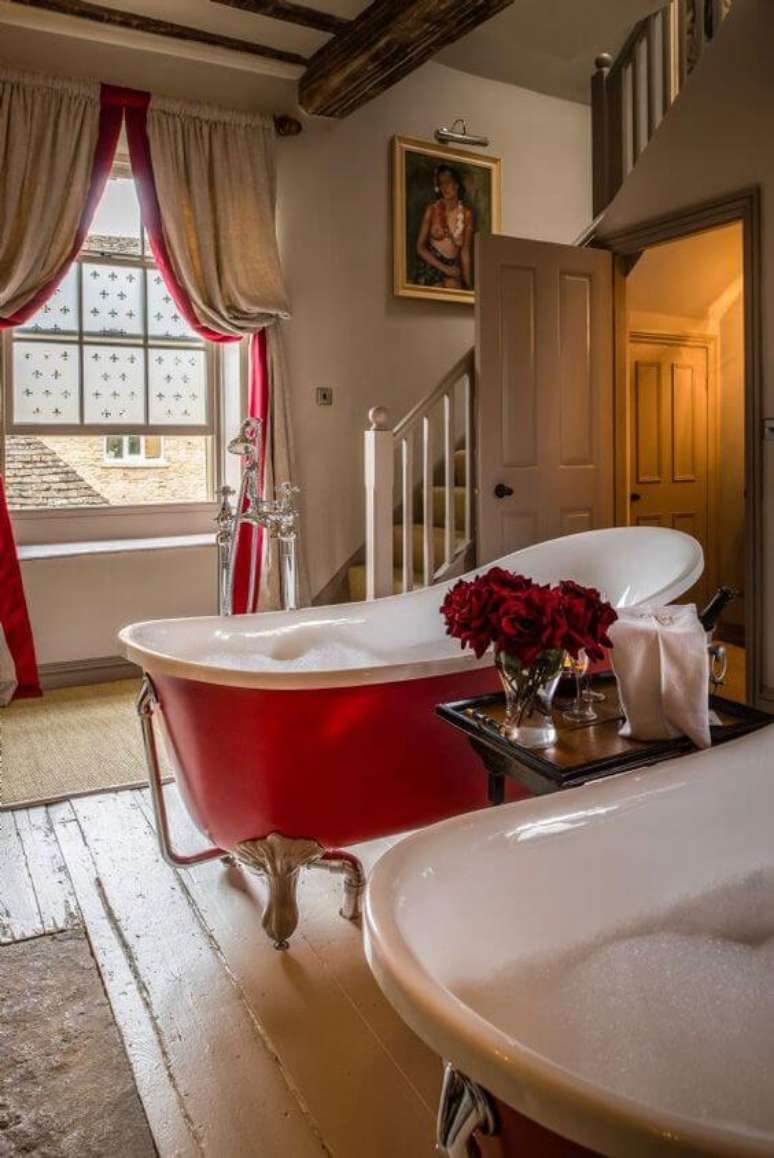 24. Banheira de pé vermelha no banheiro grande e rústico – Foto Jurnal de Design Interior