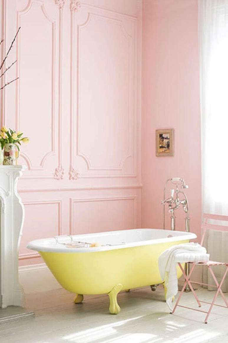 4. Banheiro rosa com banheira de pé amarela – Foto Casa Abril
