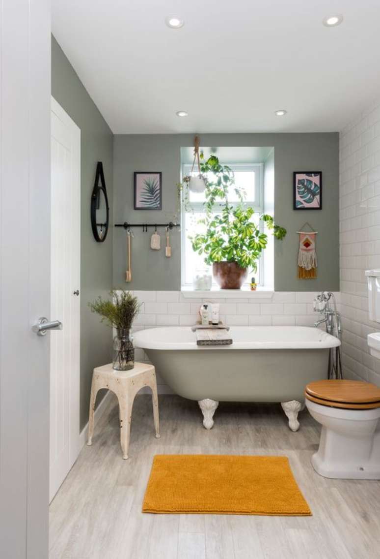 34. Banheiro moderno decorado com banheira de pé cinza – Foto Real Homes