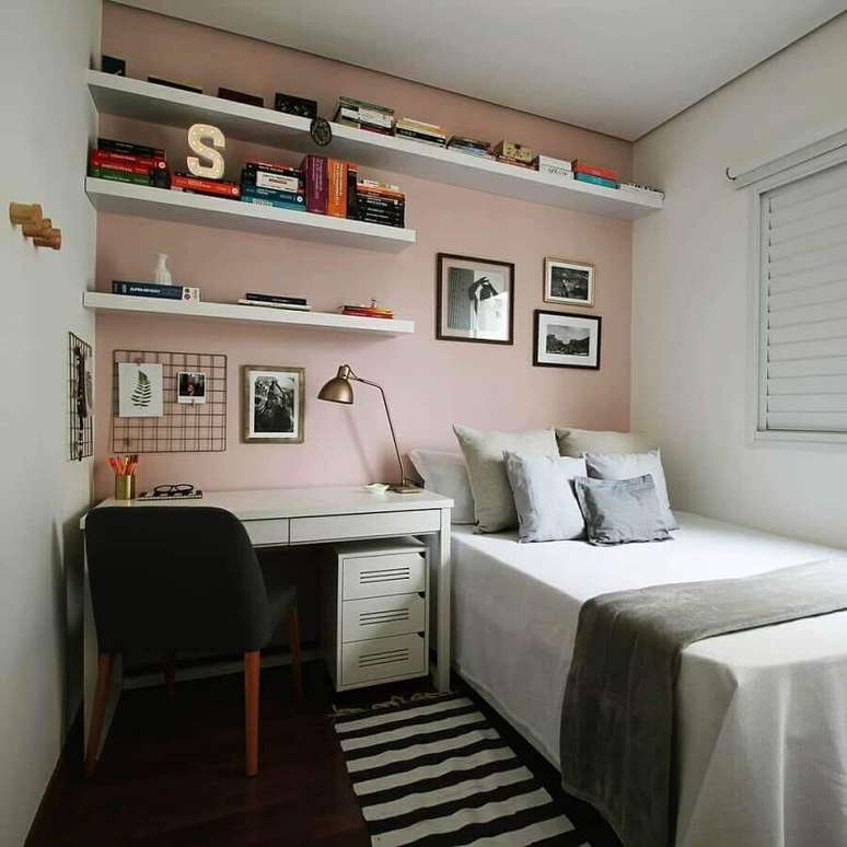 51. Quarto simples decorado com parede rosa chá e escrivaninha branca – Foto: Estúdio Ventana