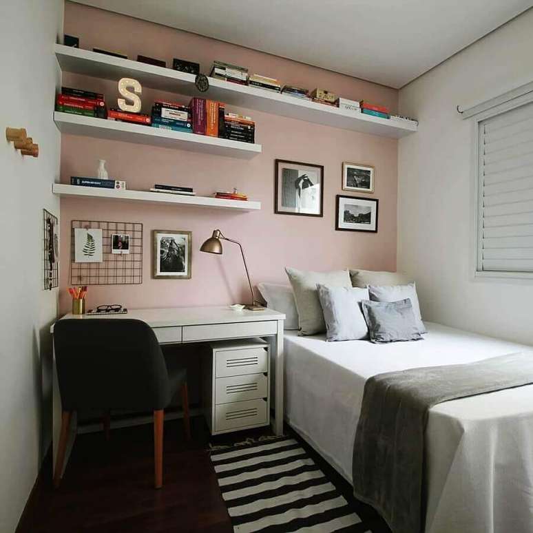 51. Quarto simples decorado com parede rosa ch&aacute; e escrivaninha branca &ndash; Foto: Est&uacute;dio Ventana