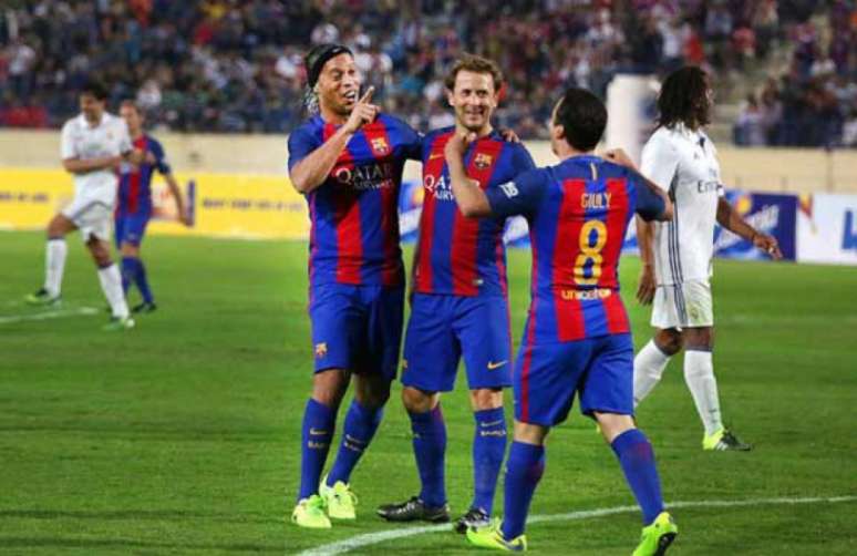 Ronaldinho Gaúcho dá show em jogo de lendas de Barcelona e Real Madrid