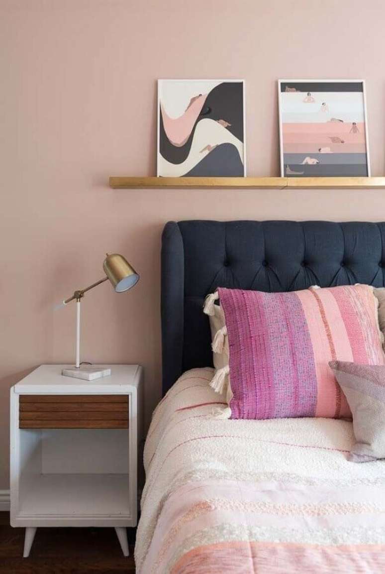 5. Parede rosa chá para quarto decorado com cabeceira azul marinho – Foto: Home Fashion Trend