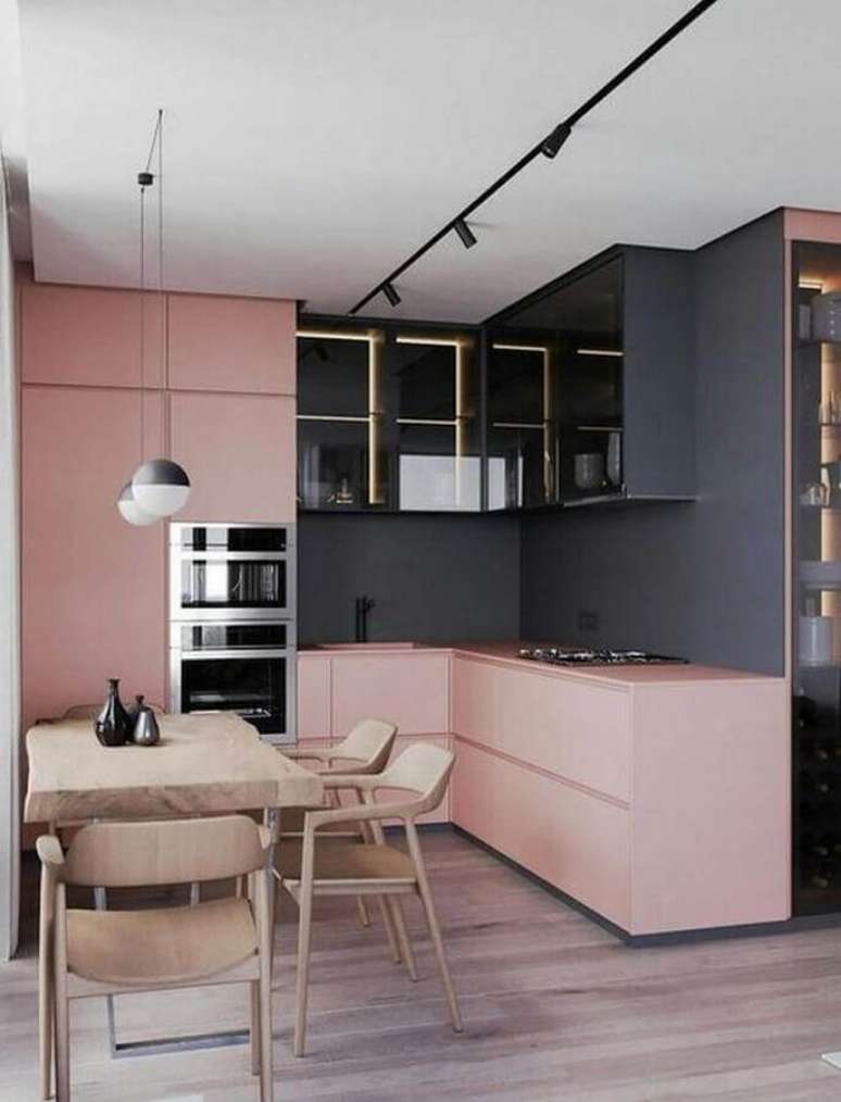 15. Cozinha planejada moderna decorada com tons de cinza e armários rosa chá – Foto: Futurist Architecture