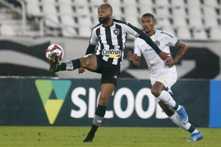 Chay bem que tentou, mas jogou praticamente sozinho na criação do Botafogo, que foi presa fácil do Goiás (Foto: Vítor Silva/ BFR)