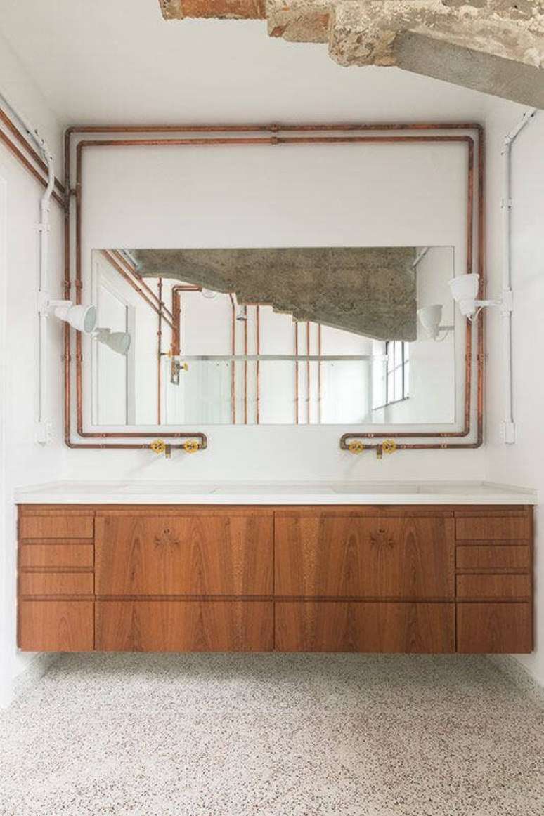 7. Tubula&ccedil;&atilde;o em cobre aparente &eacute; &uacute;nica e irreverente &ndash; Foto: IN&Aacute; Arquitetura