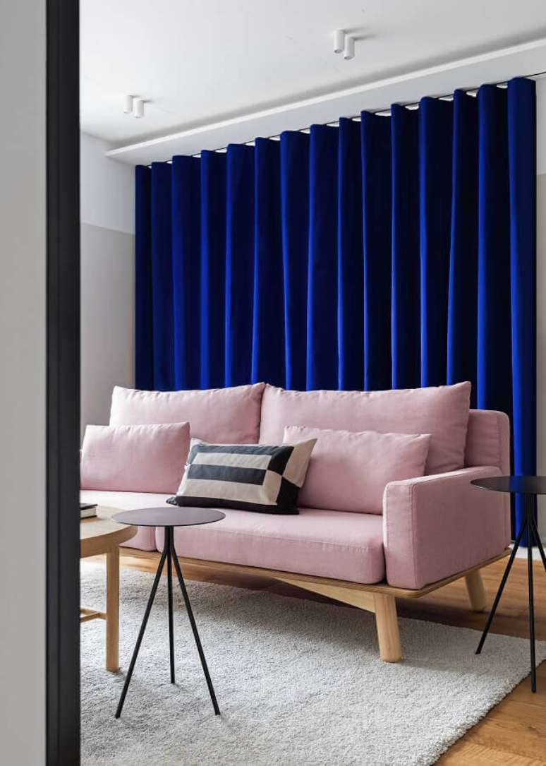 62. Sofá rosa chá para sala decorada com cortina azul escura – Foto: Houzz