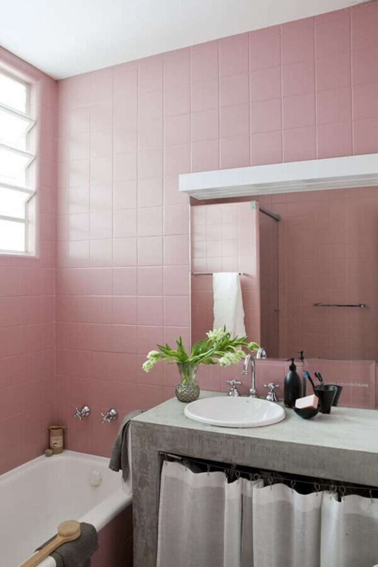 10. Banheiro simples decorado com revestimento rosa chá – Foto: Sala C Arquitetura