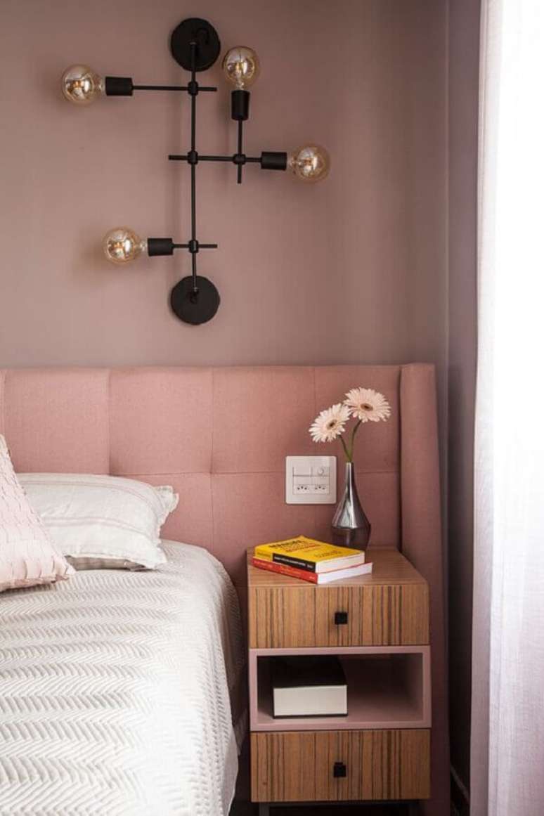 44. Parede rosa chá para quarto decorado com luminária de parede moderna – Foto: Jeito de Casa