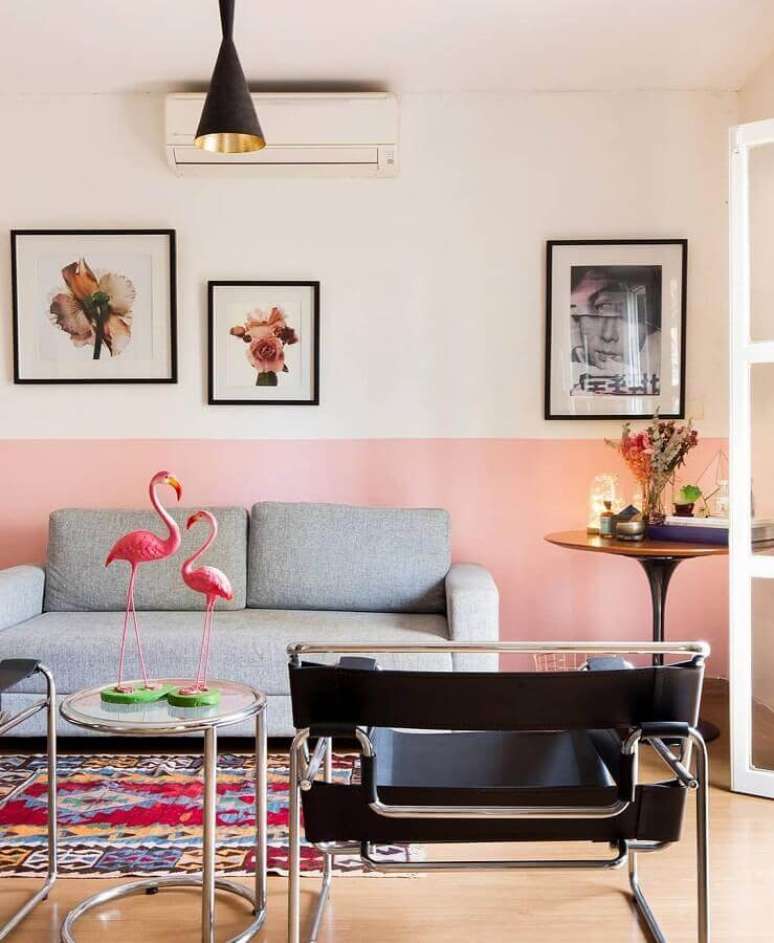 38. Meia parede rosa chá para decoração de sala com sofá cinza e poltrona moderna – Foto: Histórias de Casa