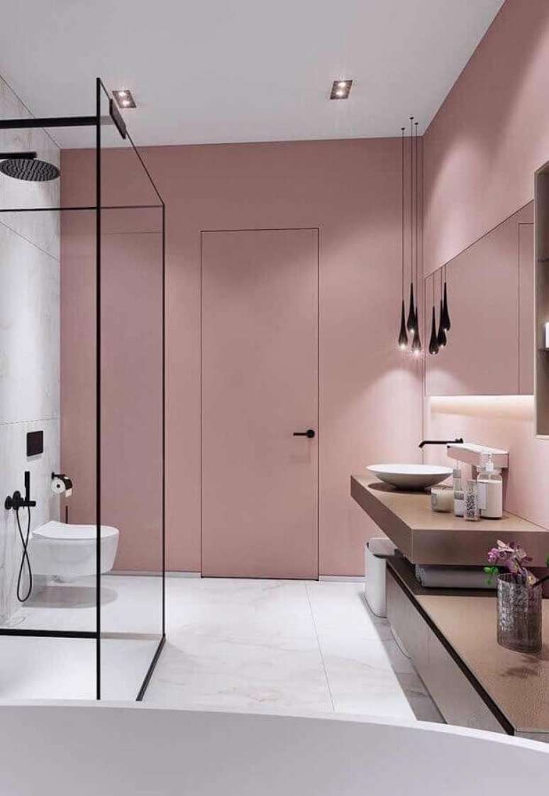 9. Banheiro moderno decorado com parede rosa chá – Foto: Pinterest