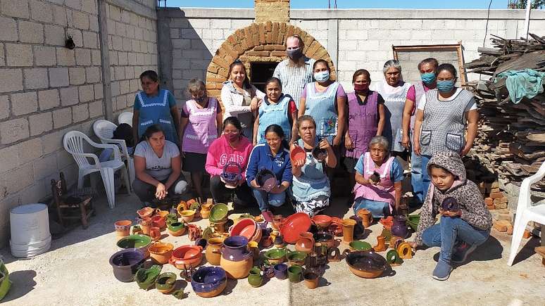 Ceramistas participando de programa Barro Aprobado no México, da ONG Pure Earth