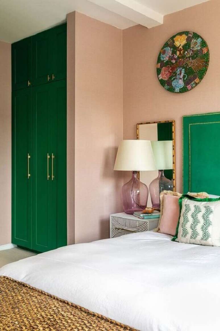 25. Decoração rosa chá e verde esmeralda para quarto de casal – Foto: PUFIK Interiors & Inspirations