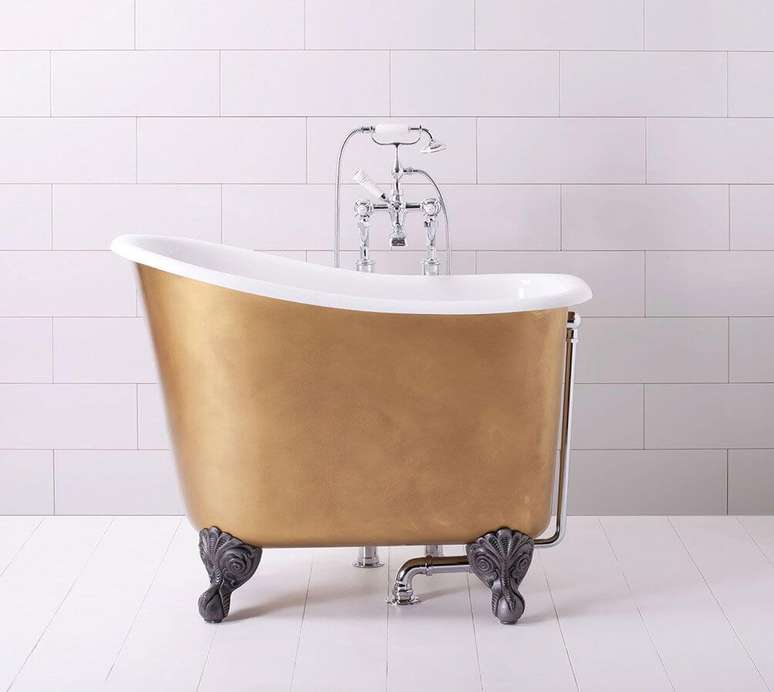 29. Banheira pequena e dourada com pés de ferro detalhados – Foto Elle Decor