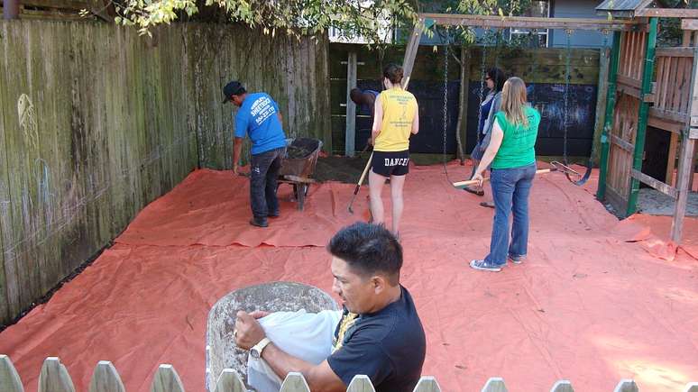 Em Nova Orleans, Mielke supervisionou a limpeza de locais de jogos contaminados com chumbo