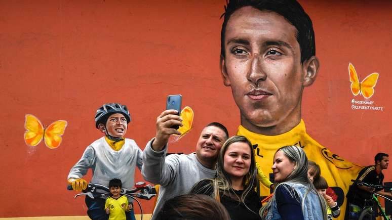 Ciclista Egan Bernal e Julián Gómez foram pintados em um mural em Zipaquirá