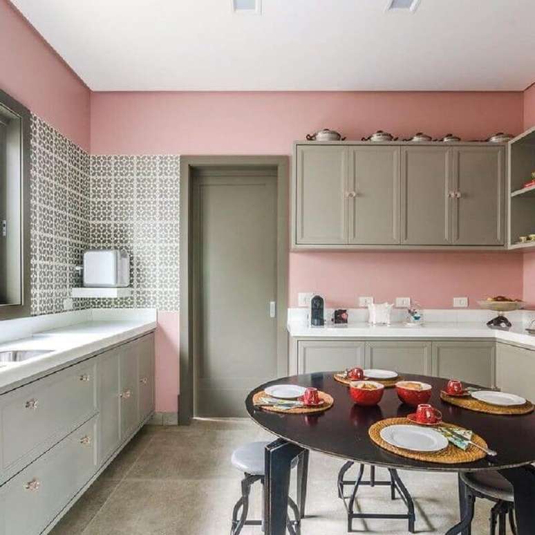 21. Decoração de cozinha planejada com parede rosa chá – Foto: Andrea Murao
