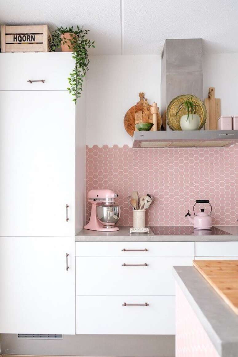 14. Cozinha branca decorada com revestimento hexagonal rosa chá – Foto: Pinterest