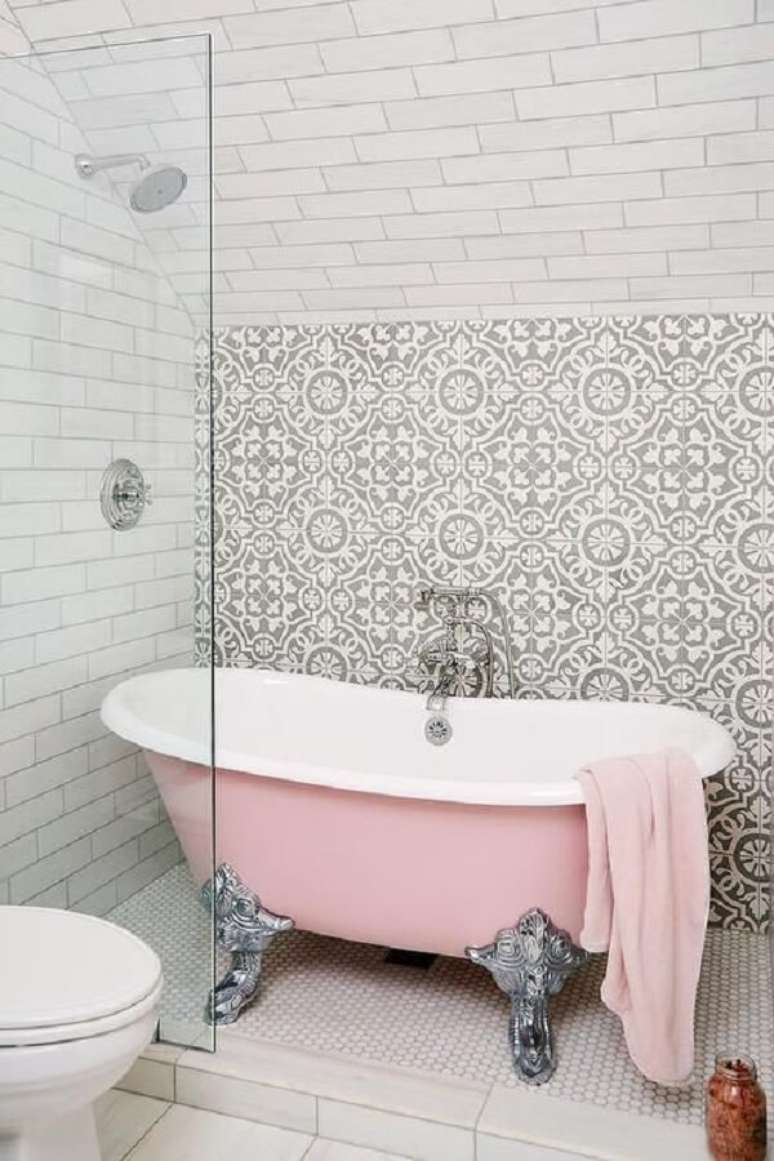 38. Chuveiro com banheira de pé rosa e prata – Foto Decorpad