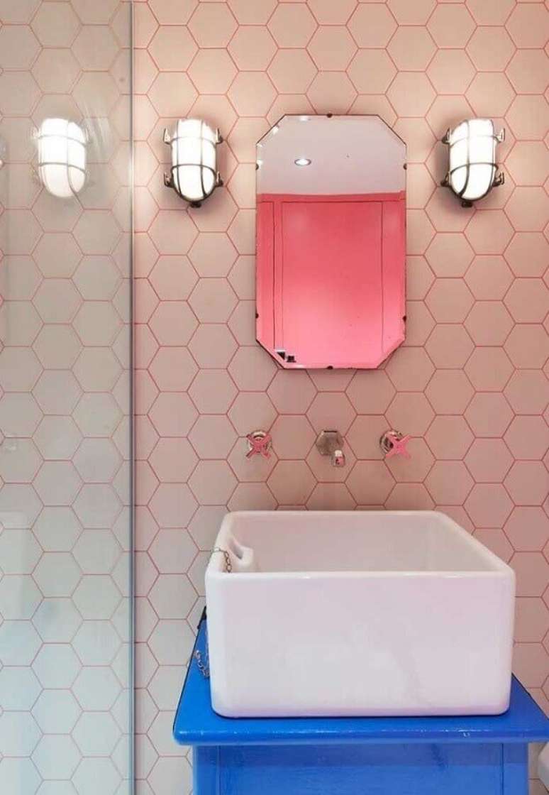 54. Revestimento hexagonal cor rosa chá para decoração de banheiro pequeno – Foto: Archilovers