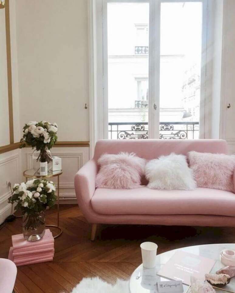 4. Sala de estar decorada com sofá rosa chá retrô – Foto: Curated Interior