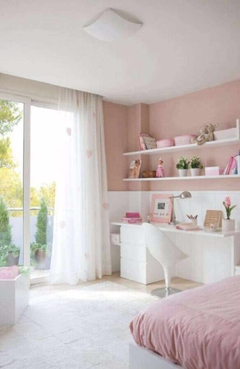 13. Cor rosa chá e branco para decoração de quarto feminino – Foto: Boca do Lobo