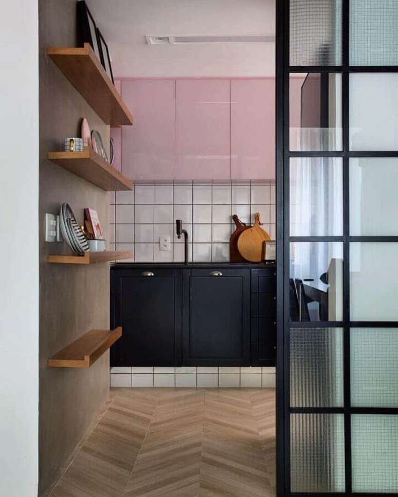 2. Decora&ccedil;&atilde;o de cozinha com gabinete preto e arm&aacute;rio a&eacute;reo cor rosa ch&aacute; &ndash; Foto: PKB Arquitetura