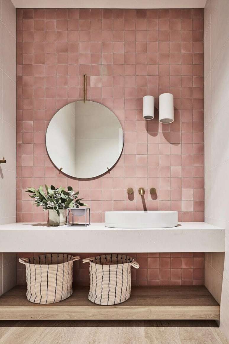 41. Parede rosa chá para decoração de banheiro com espelho redondo – Foto: Pinterest