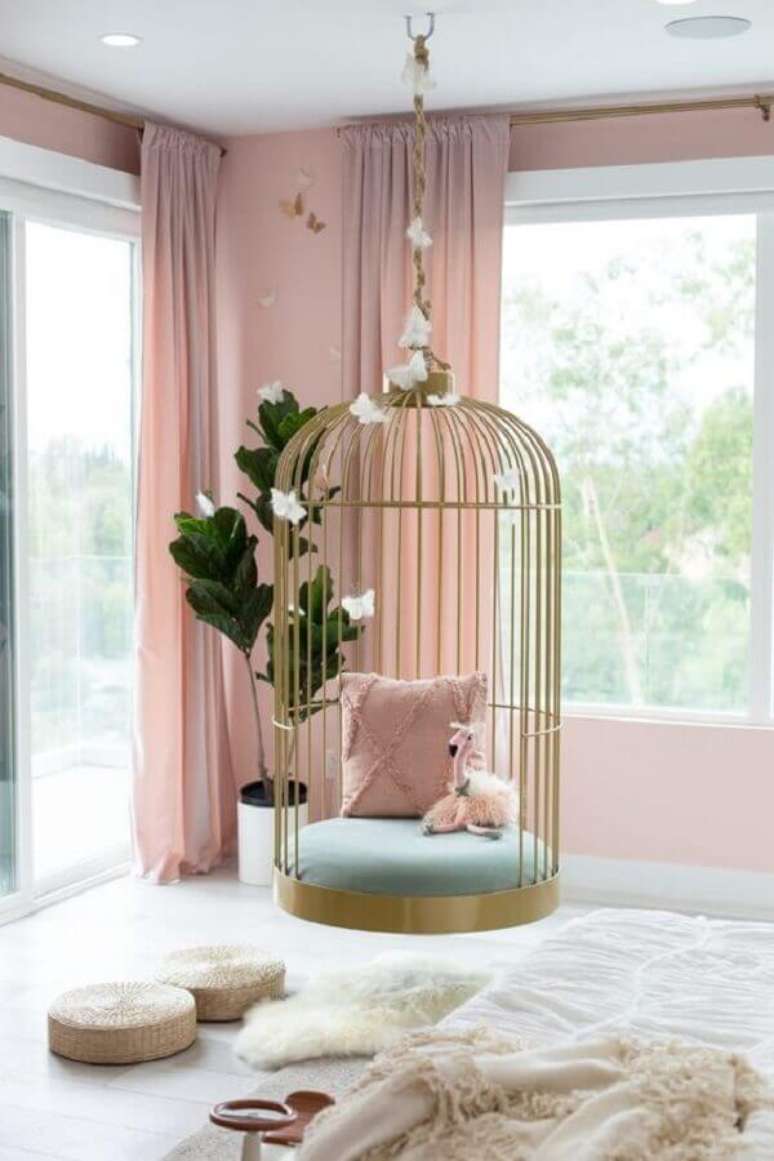 28. Decoração rosa chá para quarto com balanço suspenso dourado – Foto: Pinterest