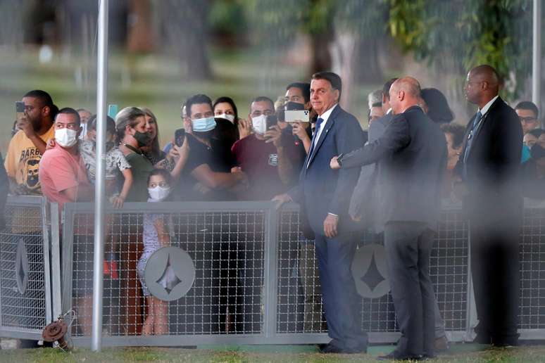 Sem máscara, Bolsonaro conversa com apoiadores em Brasília