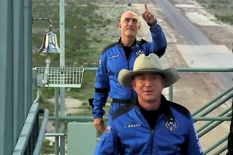Jeff Bezos e seu irmão Mark Bezos próximos de Van Horn, Texas, EUA
20/07/2021 imagem de vídeo Blue Origin/Handout via REUTERS.     .
