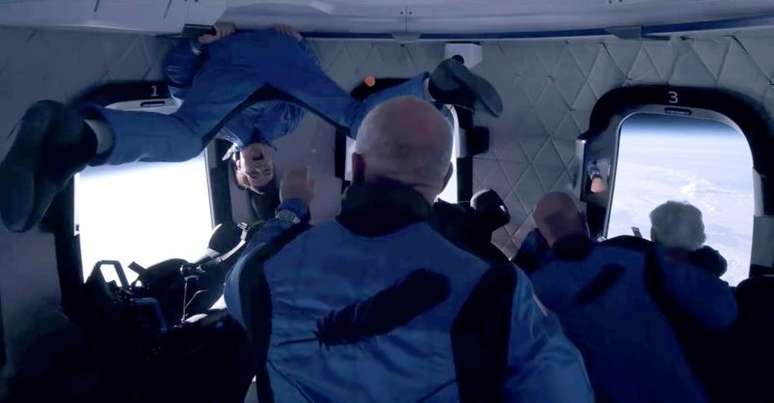 Tripulantes em voo espacial da empresa Blue Origin, do bilionário Jeff Bezos, que participou da viagem. 20/7/202.  Blue Origin/Handout via REUTERS.  