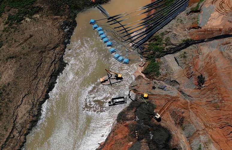 M&aacute;quinas da SABESP trabalhando durante seca na barragem de Jaguari, no estado de S&atilde;o Paulo. 
12/02/2015
REUTERS/Paulo Whitaker 