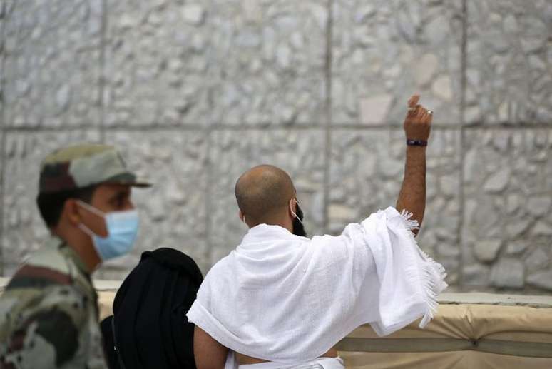 Fiel arremessa pedra em parede que simboliza o Diabo em Mina, perto da cidade sagrada de Meca
20/07/2021 REUTERS/Ahmed Yosri