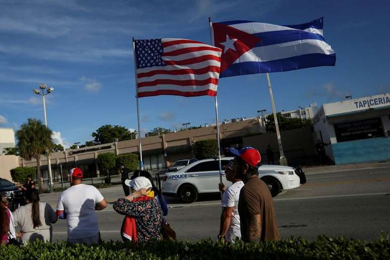 Bandeiras de EUA e Cuba em Miami
 18/7/2021  REUTERS/Marco Bello