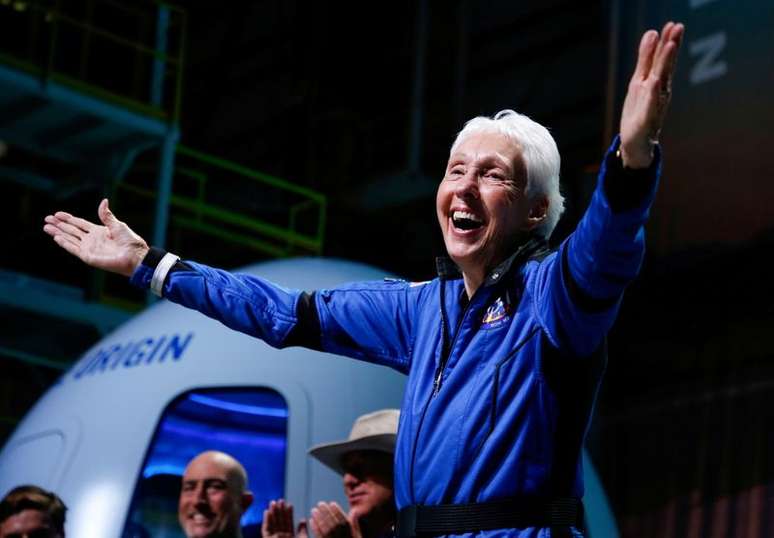 Wally Funk celebra após voo espacial
 20/7/2021   REUTERS/Joe Skipper