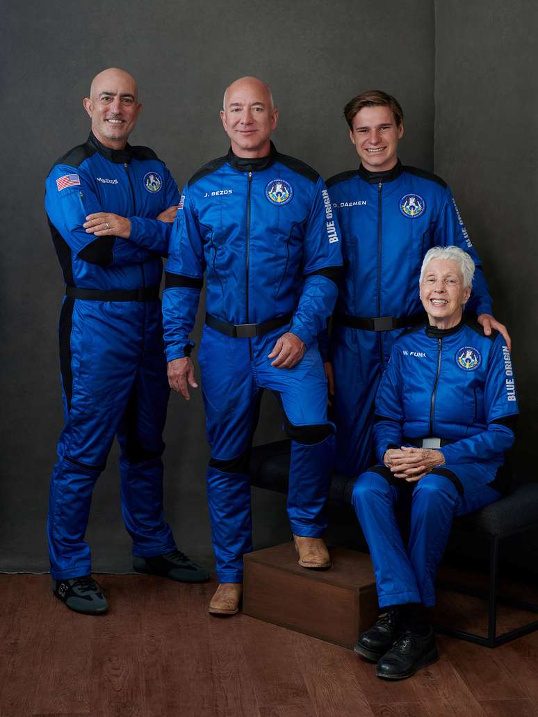 Jeff Bezos, Mark Bezos, Wally Funk e Oliver Daemen vão para o espaço