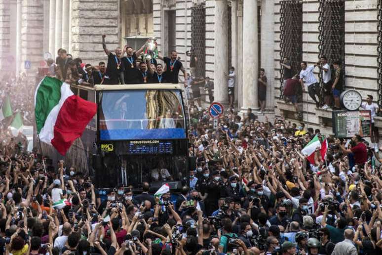 Milhares de pessoas foram às ruas comemorar o título da Azzurra na Euro