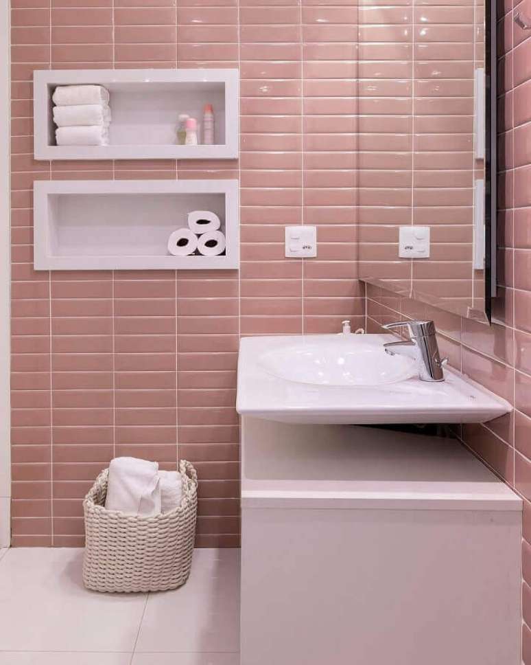 53. Revestimento cor de rosa chá para decoração de banheiro – Foto: Studio Deux