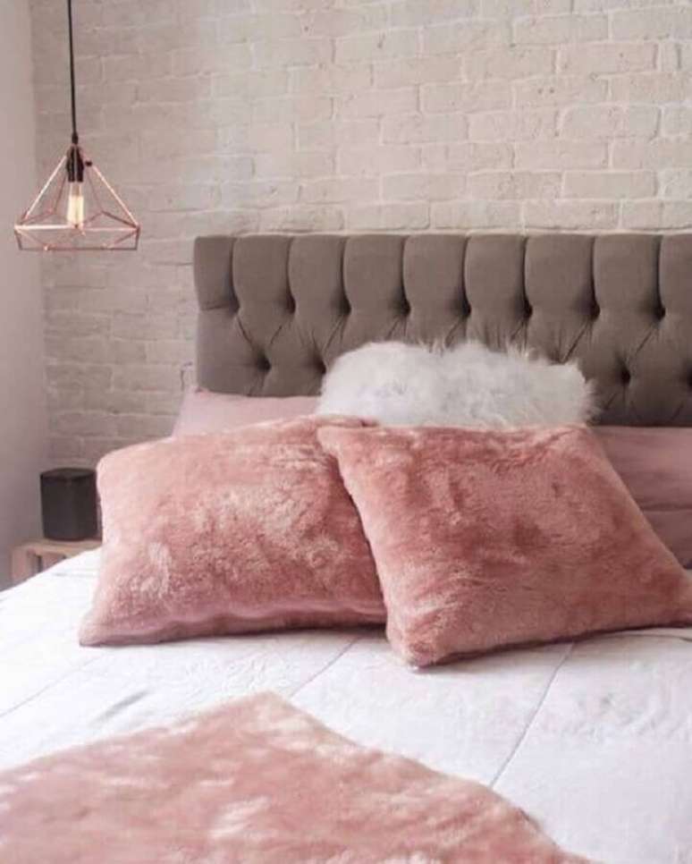30. Decoração rosa chá para quarto de casal com cabeceira estofada cinza – Foto: Pinterest