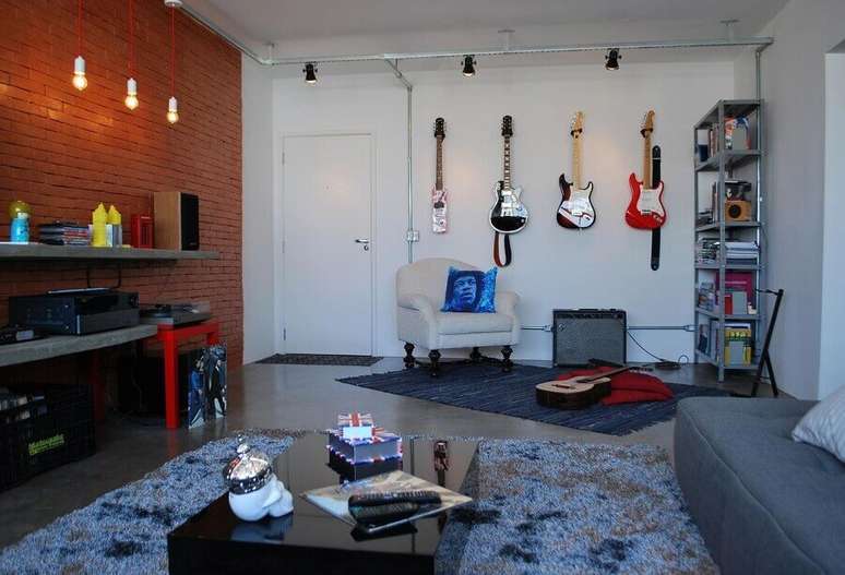 4. Sala de estar com eletroduto aparente, l&acirc;mpadas em pendentes e parede de tijolinho &ndash; Foto: Proj&eacute;tica Design e Arquitetura