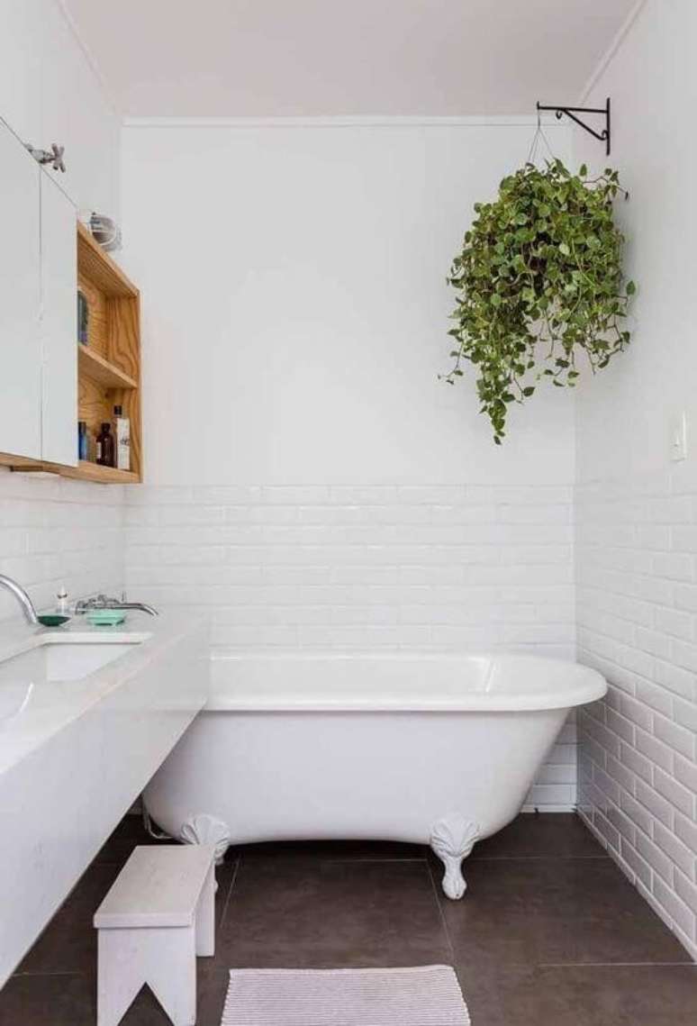 8. Banheira de pé branca no banheiro pequeno e planejado – Foto Reciclar e Decorar