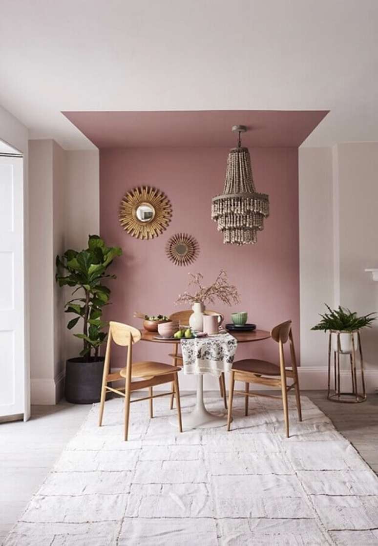 46. Parede rosa chá para sala de jantar decorada com mesa redonda de madeira – Foto: Apartment Therapy