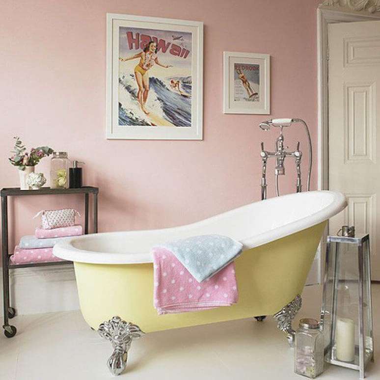 28. Banheira feminino em tons claros com banheira de pé amarela clara – Foto Casa Abril