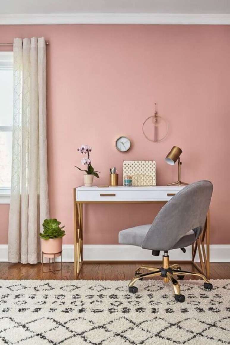 37. Home office decorado com parede rosa chá e escrivaninha branca – Foto: Histórias de Casa