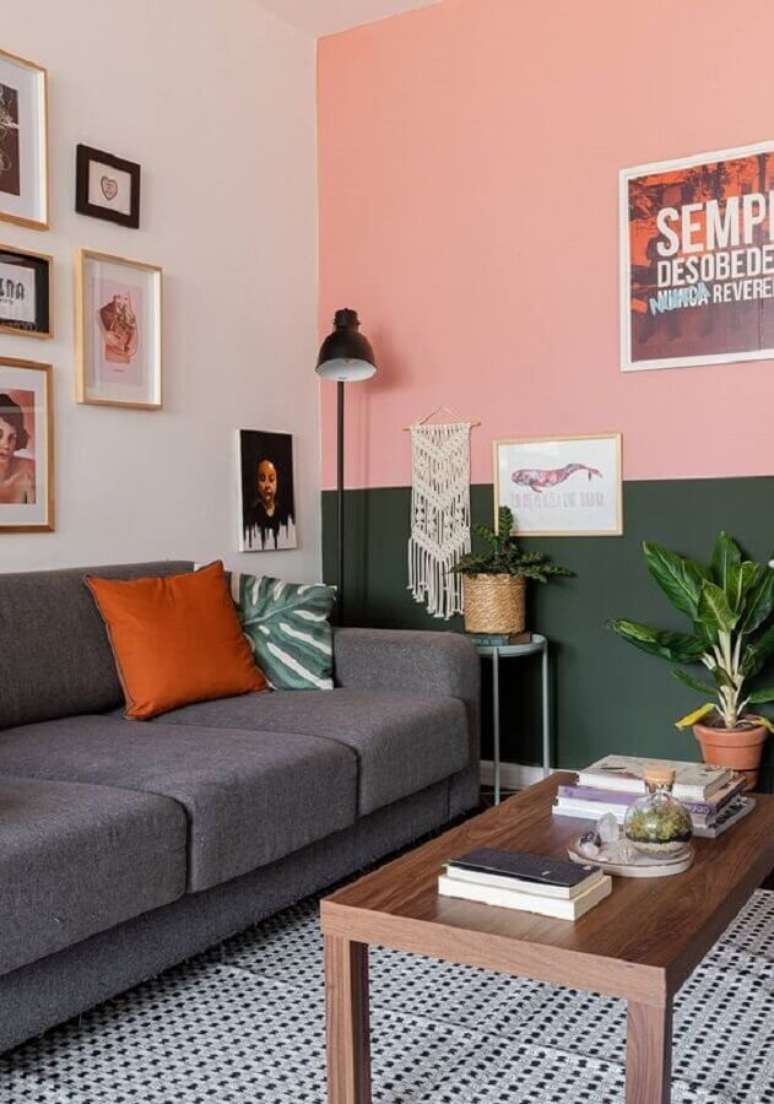 45. Parede rosa chá para sala de estar decorada com sofá cinza – Foto: Histórias de Casa