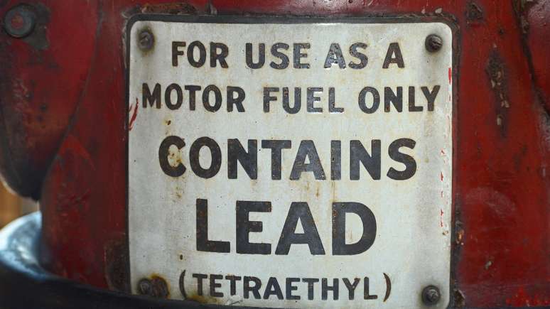 Antigo posto de gasolina nos Estados Unidos que vendia gasolina com chumbo, "lead" em inglês. O Tetraetilchumbo (chumbo tetraetila) foi adicionado à gasolina como um antidetonante