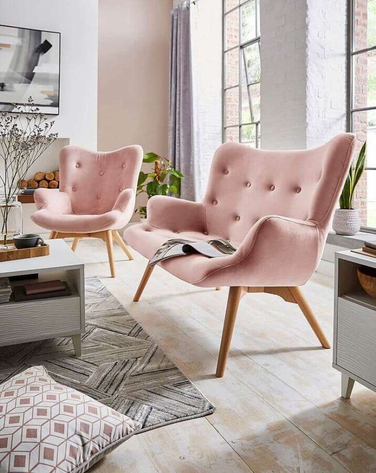 22. Decoração de sala de estar com poltronas cor de rosa chá – Foto: JD Williams