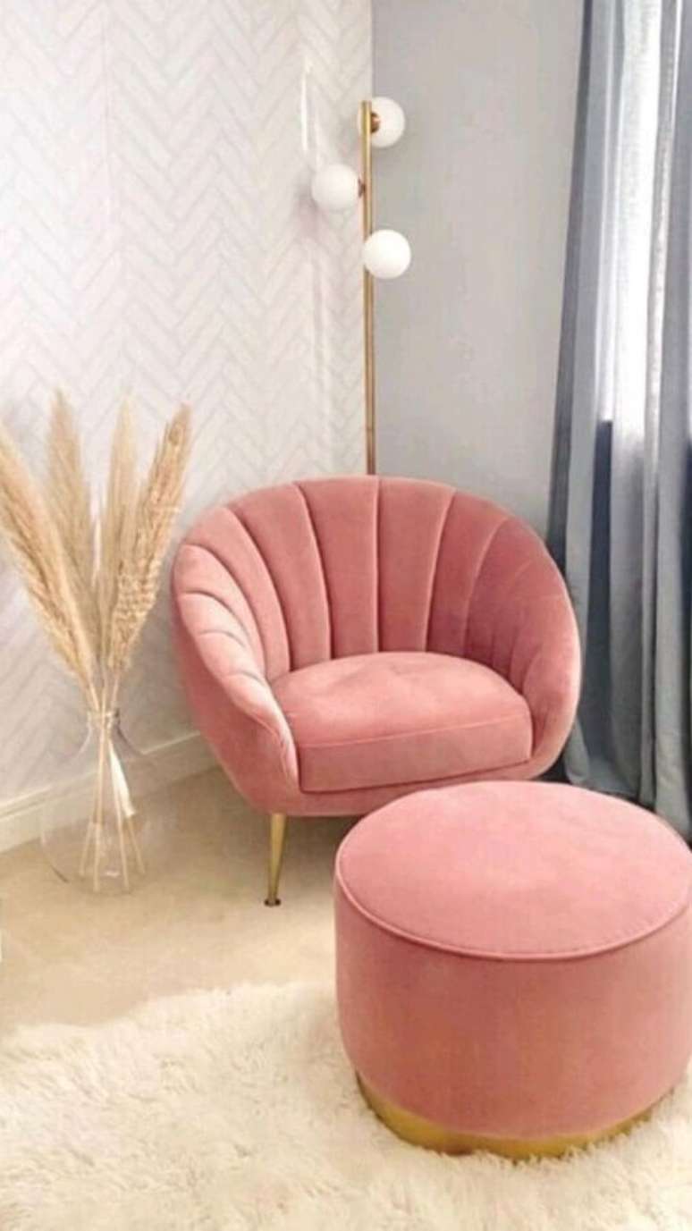 18. Decora&ccedil;&atilde;o com papel de parede delicado e poltrona rosa ch&aacute; com puff &ndash; Foto: Pinterest